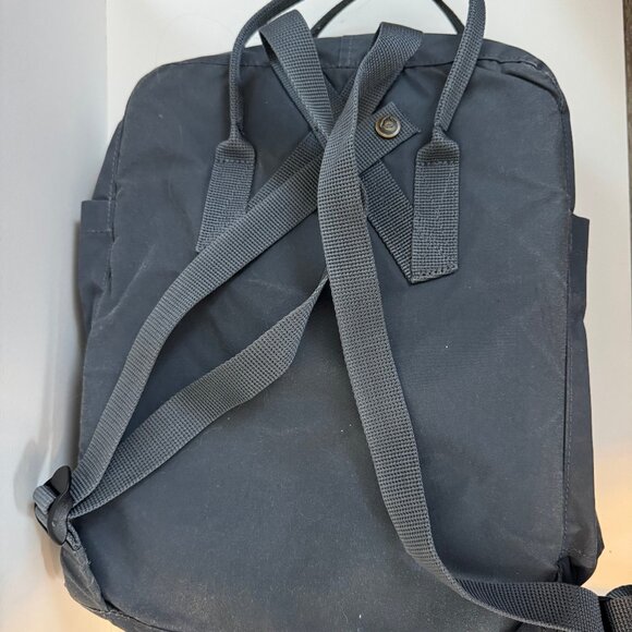 Fjallraven - Kanken Classic Everyday Backpack - Picture 6 of 8